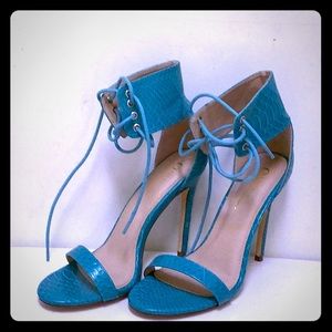 Tie-up turquoise reptile print shoes
